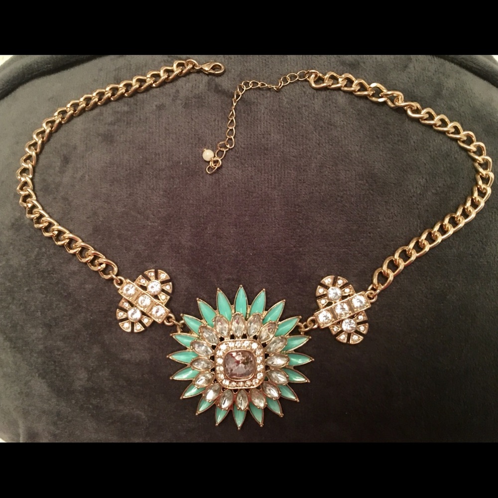 096)Gorgeous necklace by Avon